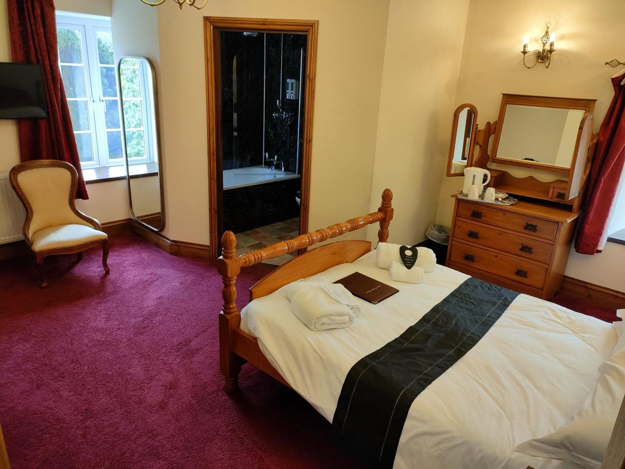 Great Trethew Manor Hotel & Self Catering Lodges 리스커드 객실 사진